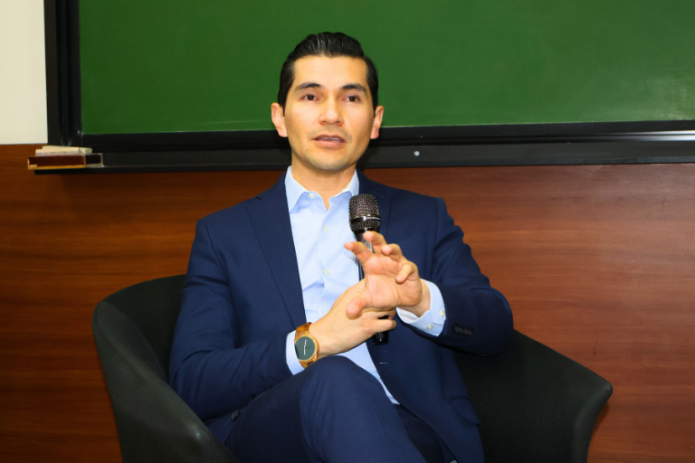 UHE impulsa el análisis jurídico del comercio exterior en foro académico de alto nivel