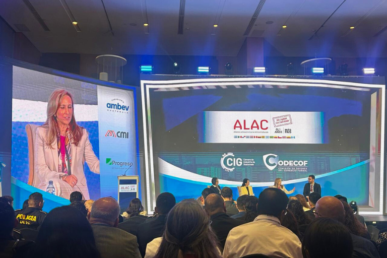 María Fernanda Román representó a la Universidad Hemisferios en el 10.º Encuentro ALAC contra el comercio ilícito