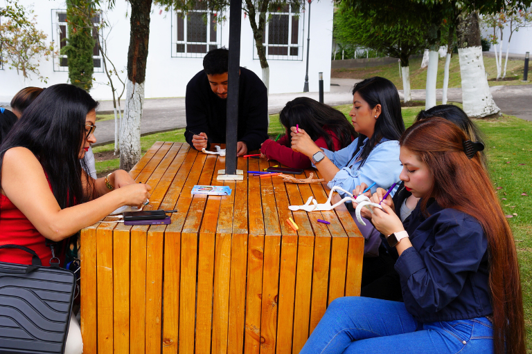 Taller sobre estrategias artísticas para la inclusión reúne a docentes en la UHE