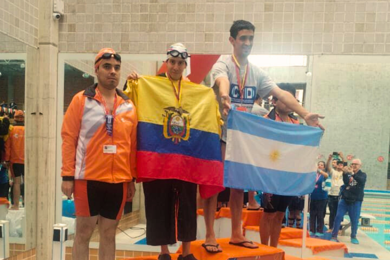 Juan Francisco Terán, alumni UHE, conquista tres medallas en Natación en las Olimpiadas Especiales FIDES Compensar 2025