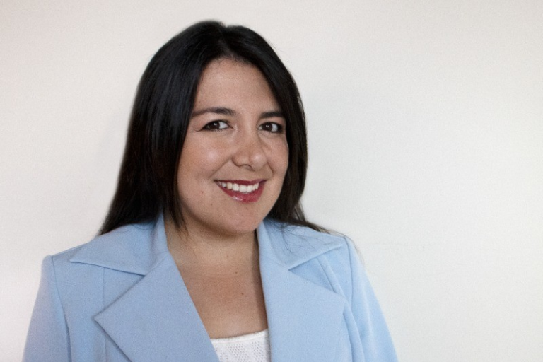 Angie Ruales: Alumni UHE que transforma la comunicación con resiliencia y propósito