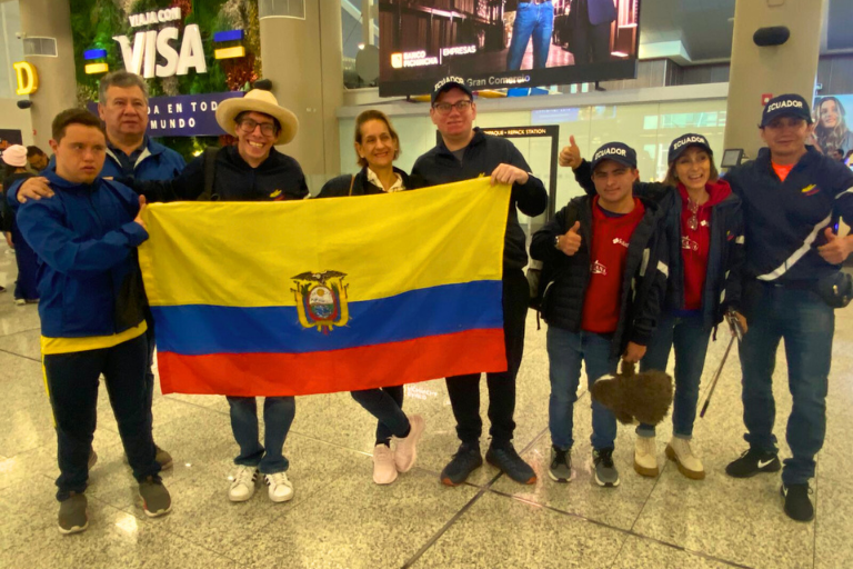 Juan Francisco Terán, alumni UHE, conquista tres medallas en Natación en las Olimpiadas Especiales FIDES Compensar 2025