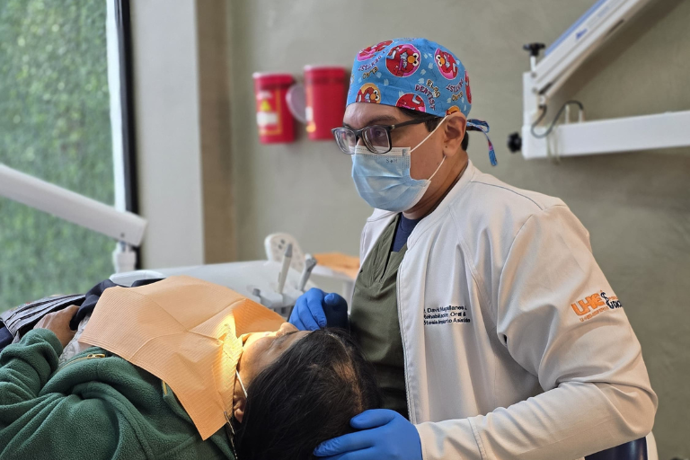 Universidad Hemisferios brinda atención odontológica integral a adultos mayores en situación de vulnerabilidad