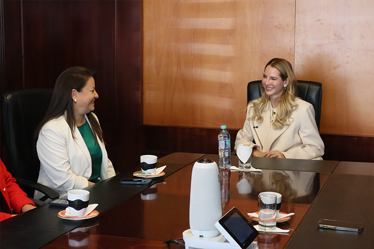 UHE y Lavinia Valbonesi entregó becas a sobrevivientes de violencia