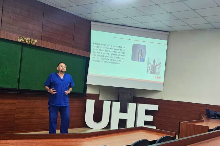 Charla abordó acoso y estrés laboral en la UHE