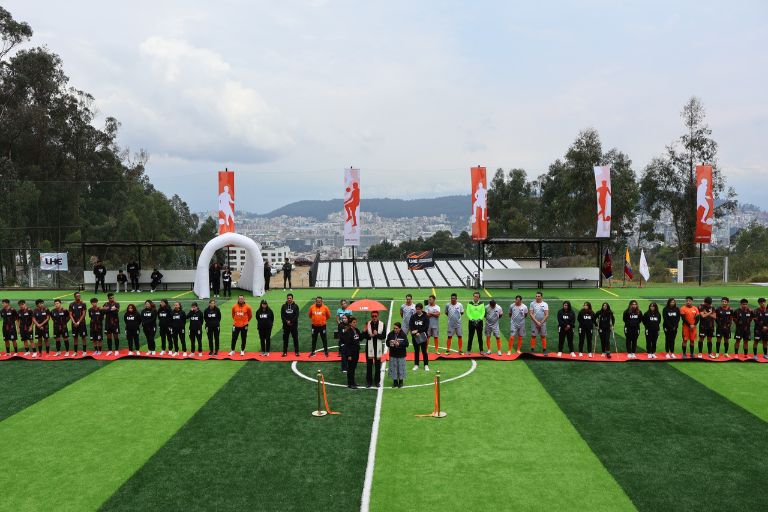 UHE inauguró la nueva cancha de fútbol 7 en su campus ecológico
