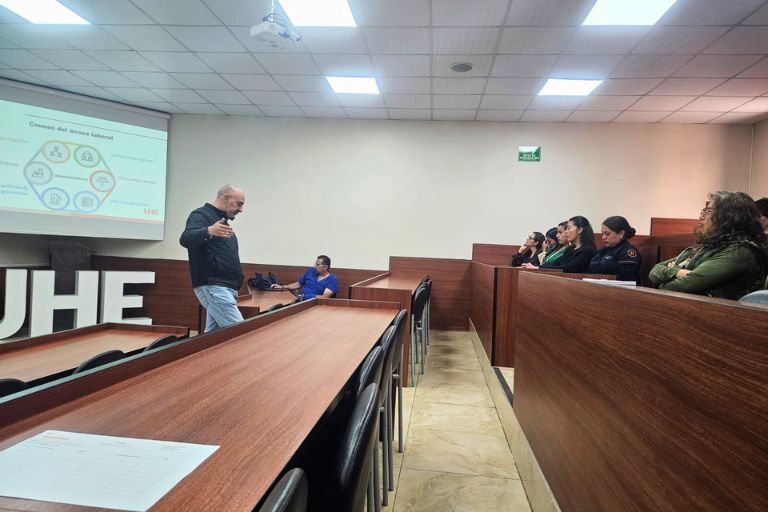 Charla abordó acoso y estrés laboral en la UHE