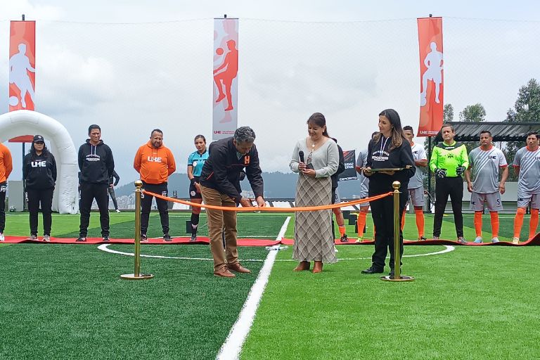 UHE inauguró la nueva cancha de fútbol 7 en su campus ecológico