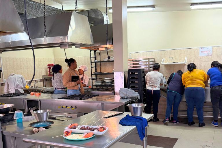 Escuela de Gastronomía UHE formó a mujeres en panificación y servicio al cliente