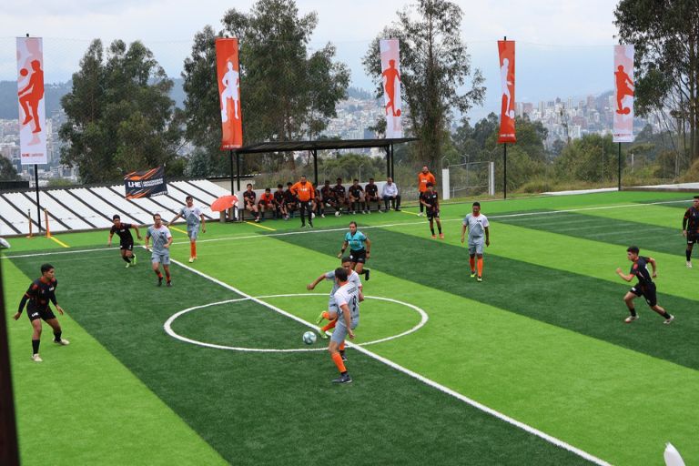 UHE inauguró la nueva cancha de fútbol 7 en su campus ecológico
