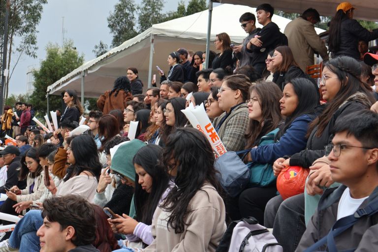 UHE inauguró la nueva cancha de fútbol 7 en su campus ecológico
