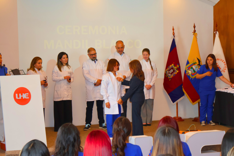 UHE celebra la Ceremonia del Mandil Blanco en honor a los estudiantes de Odontología