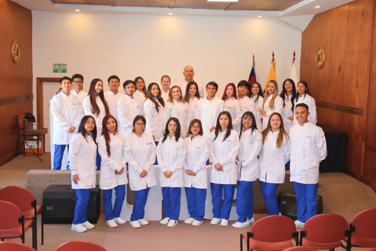 UHE celebra la Ceremonia del Mandil Blanco en honor a los estudiantes de Odontología