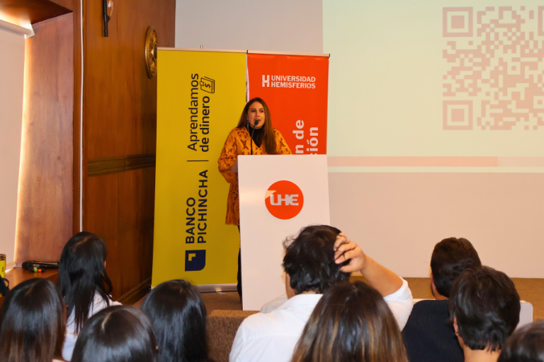 UHE impulsa la educación financiera: una charla para transformar la manera de tomar decisiones económicas