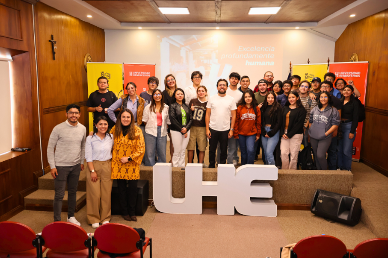 UHE impulsa la educación financiera: una charla para transformar la manera de tomar decisiones económicas