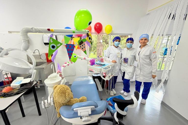 UHE fortalece su compromiso social con atención odontológica para niños de Guayllabamba