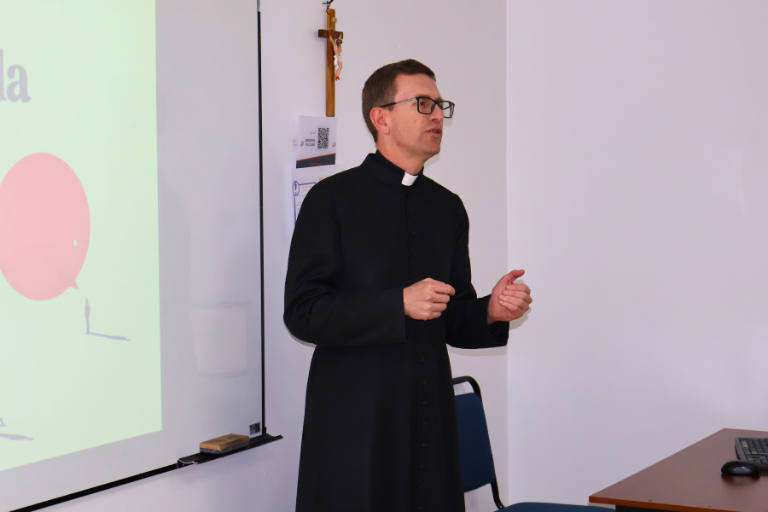 UHE abre un espacio de reflexión con la charla ‘Antropología de la Sexualidad’ para su comunidad universitaria