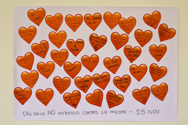 La UHE conmemoró el Día Internacional de la No Violencia contra la Mujer con un mural participativo