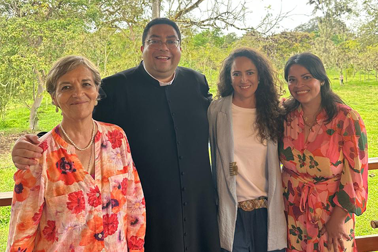 UHE celebra la ordenación sacerdotal del Padre Roberto Estévez, profesor fundador que acompañó la puesta en marcha de la Universidad
