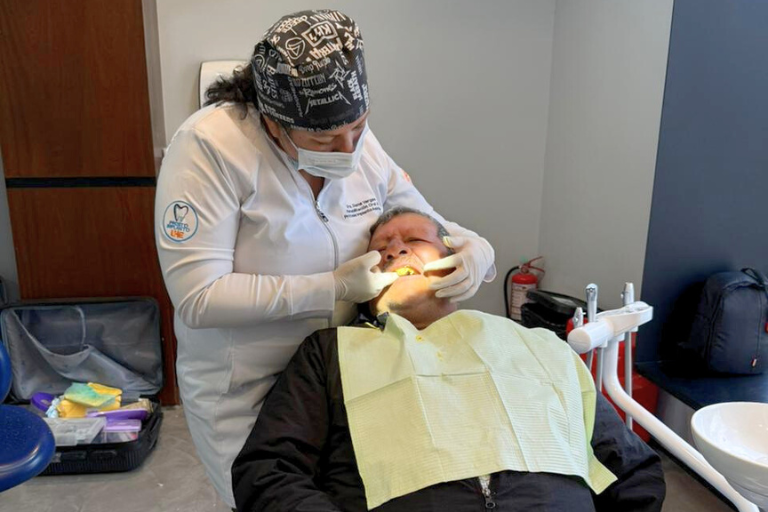 Prótesis dentales a adultos mayores de Cosanga para fortalecer su calidad de vida