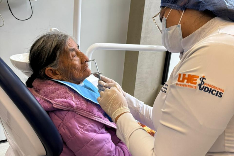 Prótesis dentales a adultos mayores de Cosanga para fortalecer su calidad de vida