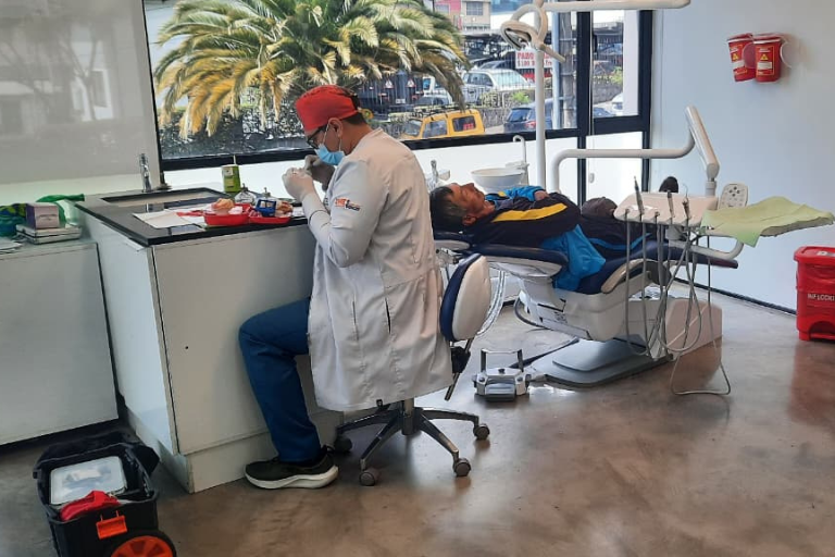 Atención odontológica a personas en situación de vulnerabilidad a través del proyecto “Juntos por Ecuador”