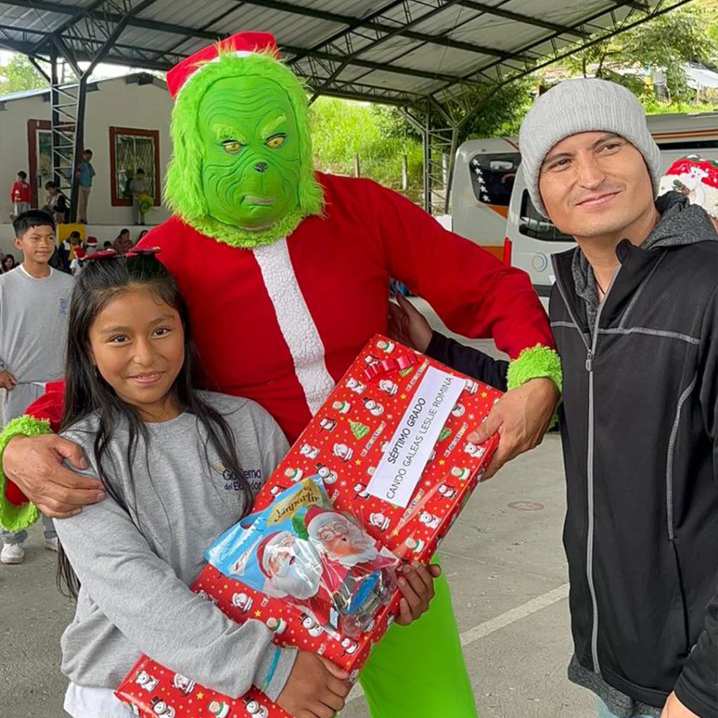 UHE llevó a cabo un agasajo navideño para la comunidad de Cosanga