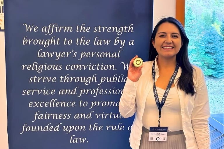 El servicio como esencia del Derecho: la vocación profesional de Samantha Enríquez